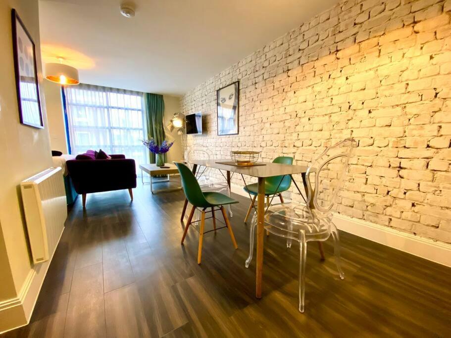Stunning Apartment Suite - Free Parking & Wifi! Poole Exterior foto